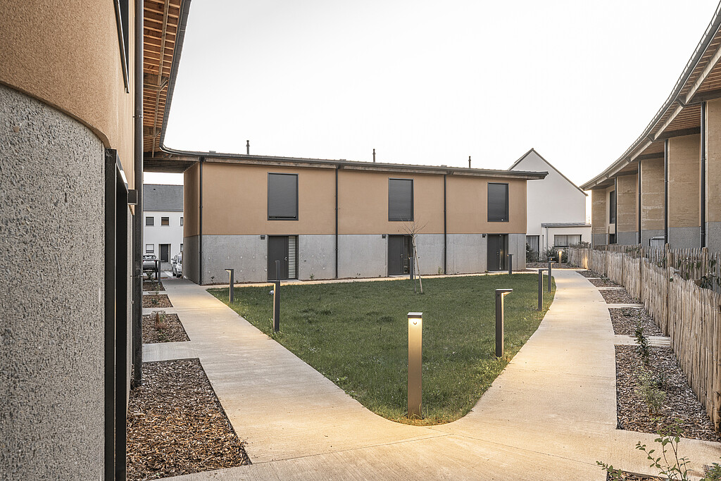 Photo de la cour intérieur de la résidence Démé'terre à Chavagne (35)