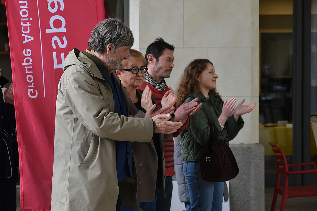 Personnes qui applaudissent lors de l'inauguration de la cantine solidaire Chez Simone & Anatole à Rennes