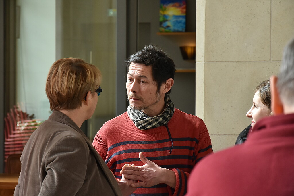 Discussion devant la cantine solidaire Chez Simone & Anatole à Rennes
