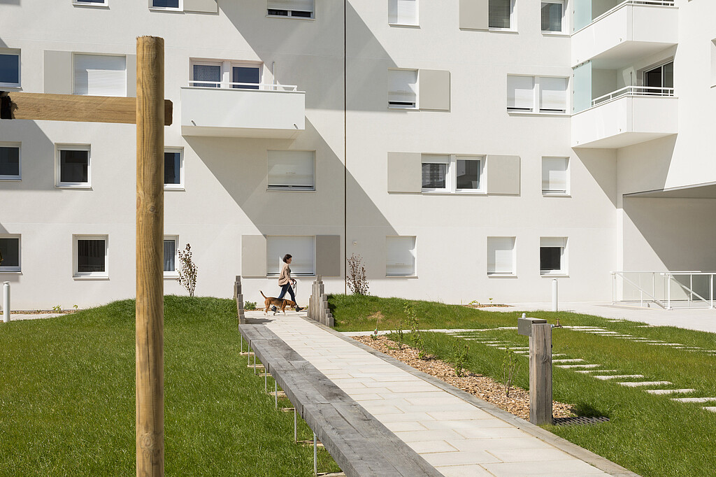 Deux jeunes femmes discutent dans le patio