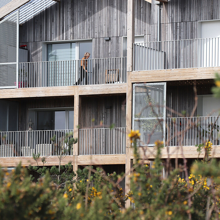 Une femme profite de son balcon