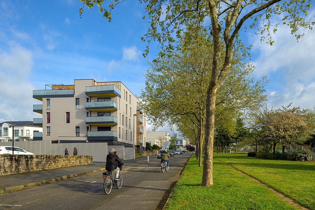 Une personne à vélo devant le programme "Le Melen" à Vannes