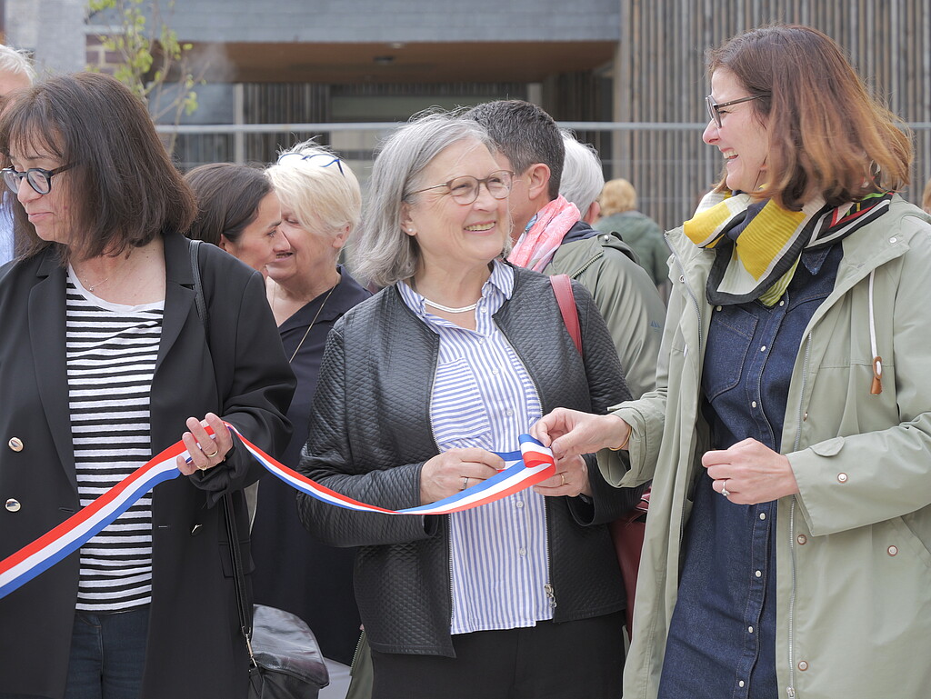 Couper de ruban lors de l'inauguration de la "Maison Helena" de Bruz