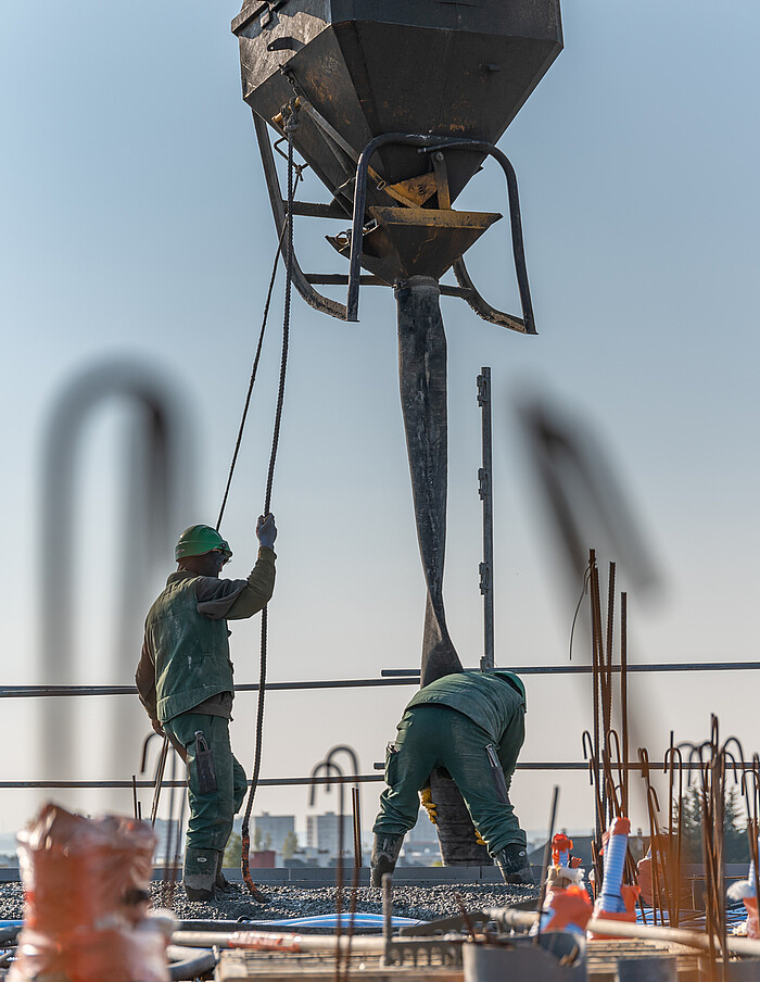 Deux compagnons travaillent sur le chantier du programme Althéa à Saint-Nazaire