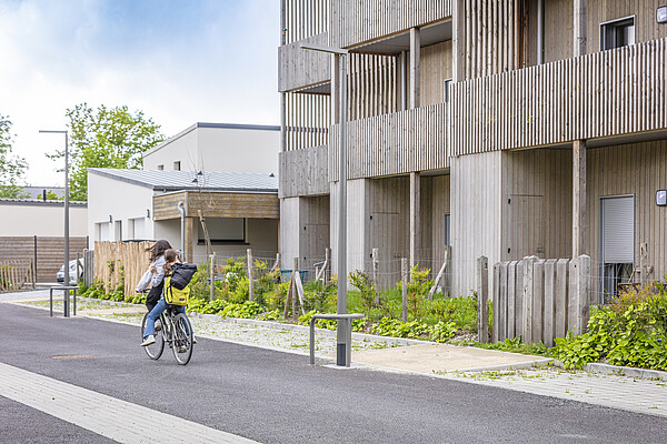 Un vélo devant la résidence Les Chênes à Laillé