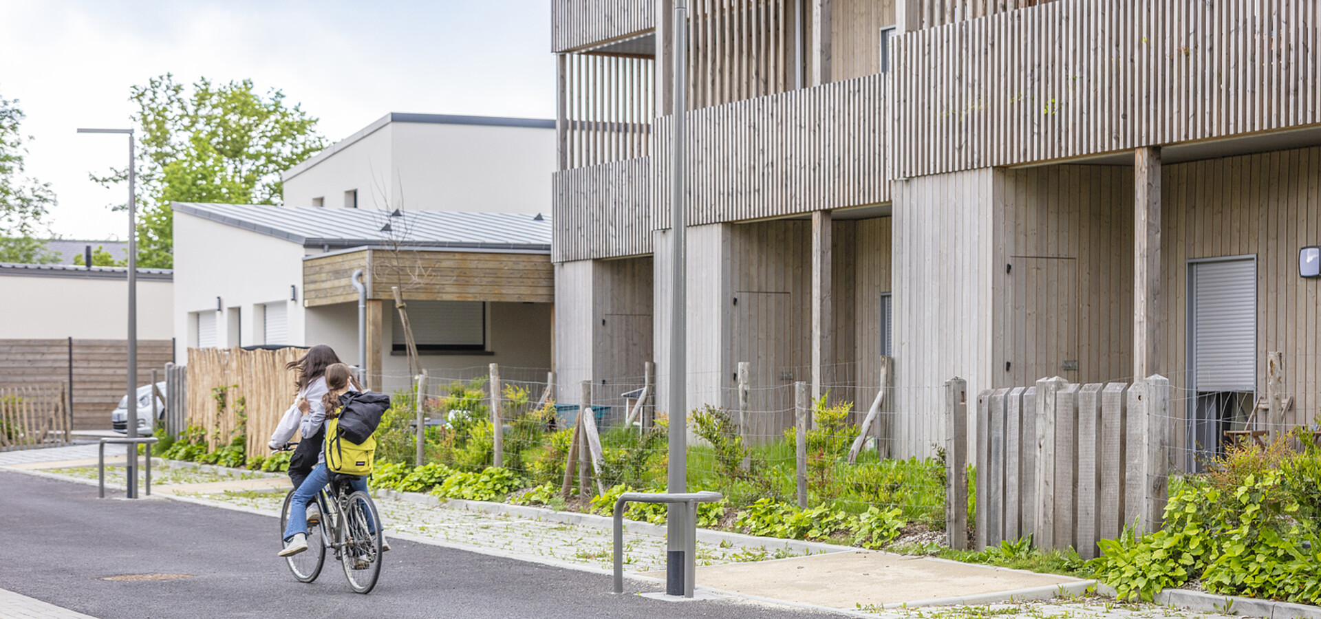 Un vélo devant la résidence Les Chênes à Laillé