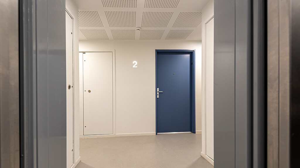 Couloir de la résidence pour étudiants Pierre Bourdieu à Saint-Denis