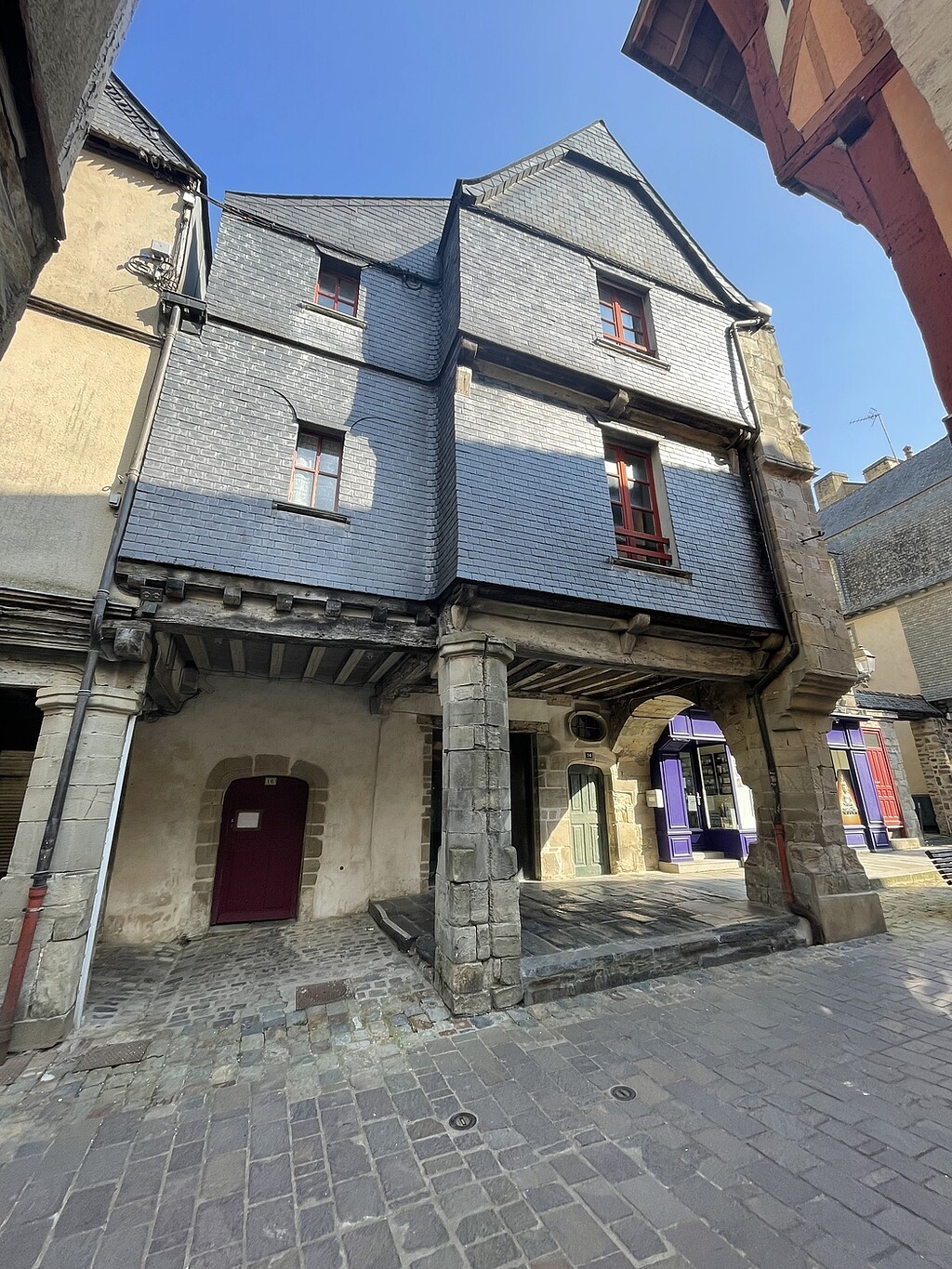 La Poterie à Vitré, vue de la rue