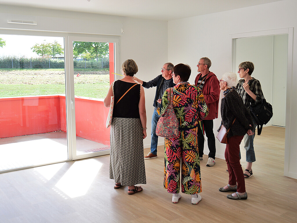 Visite d'un appartement lors de l'inauguration de la maison Helena à Bédée
