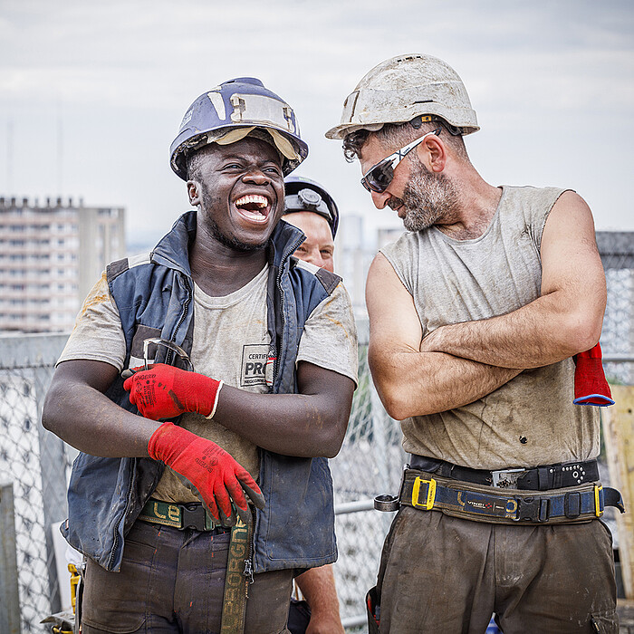 Deux hommes qui sourient sur le chantier du programme Odacité à Rennes, Maurepas (35)