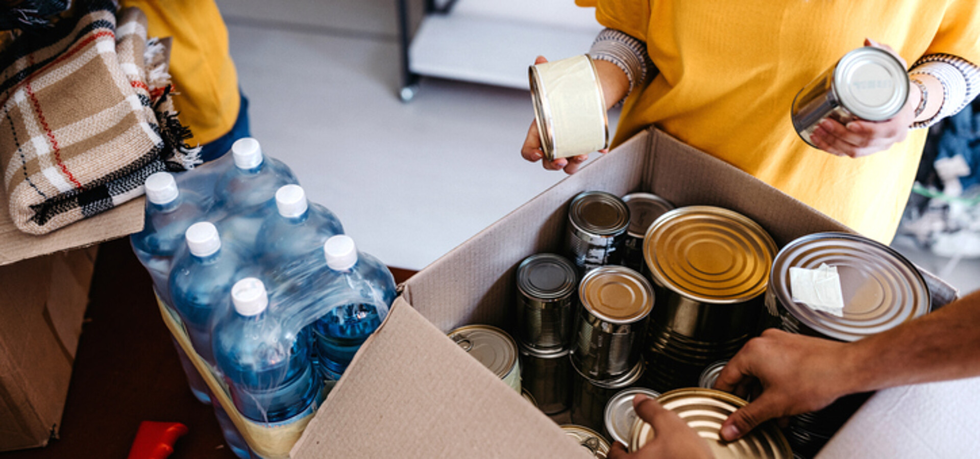Une jeune femme ouvre un carton