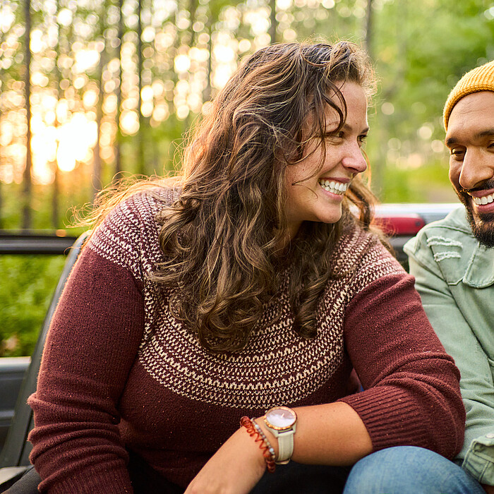 Un jeune couple discute de leur projet dans les bois