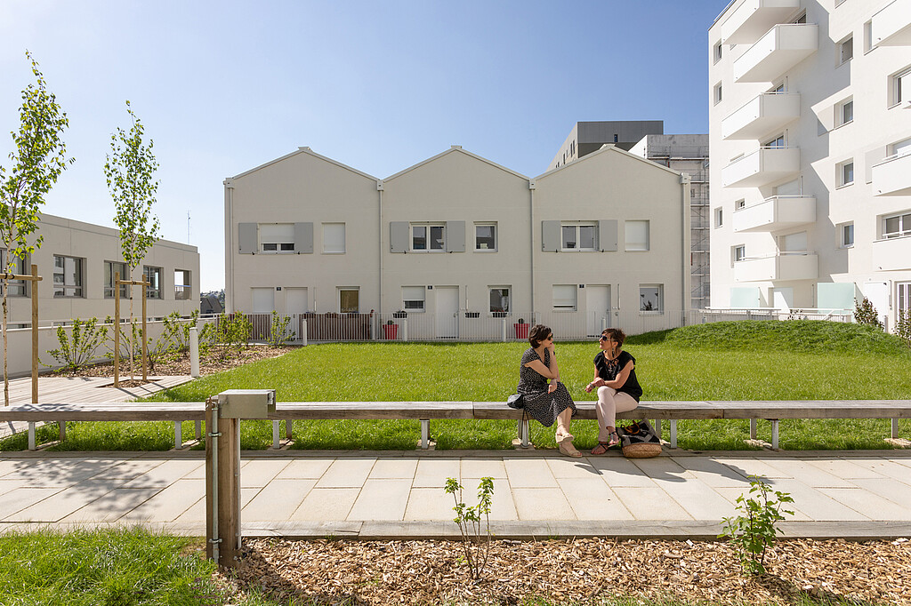 Deux jeunes femmes discutent dans le patio du programme Premium