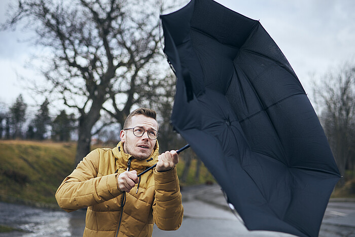 Un homme est pris dans la tempête